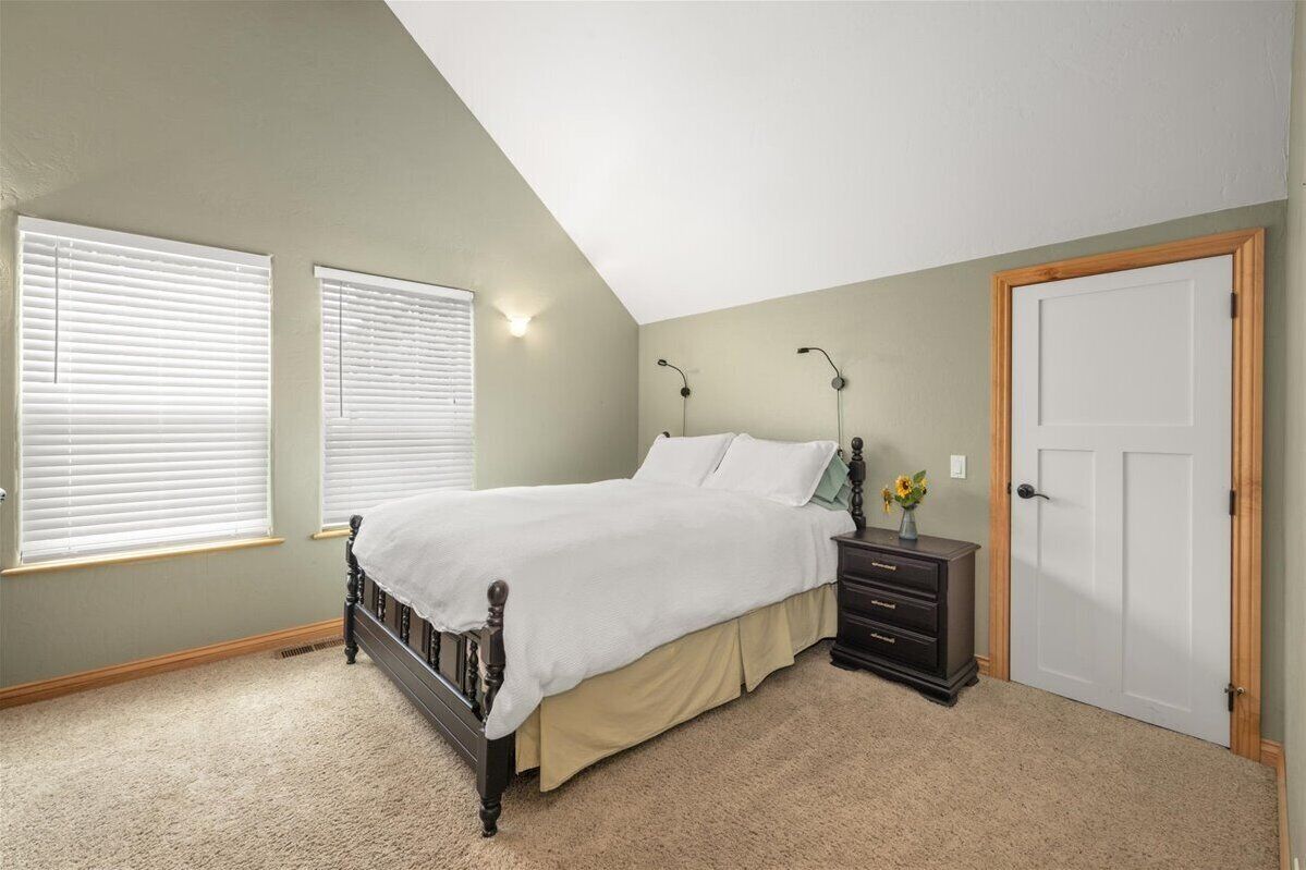 Loft--Walk to the Lake, College, Downtown, Centennial Trail and Park!