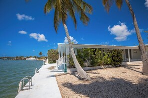 Unclassified image, 3 of 39, button - Harbor House a quaint 2bed/2bath open water single family home with dockage (Marathon)