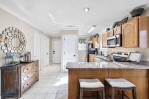 Een koelkast, een magnetron, een oven, een kookplaat