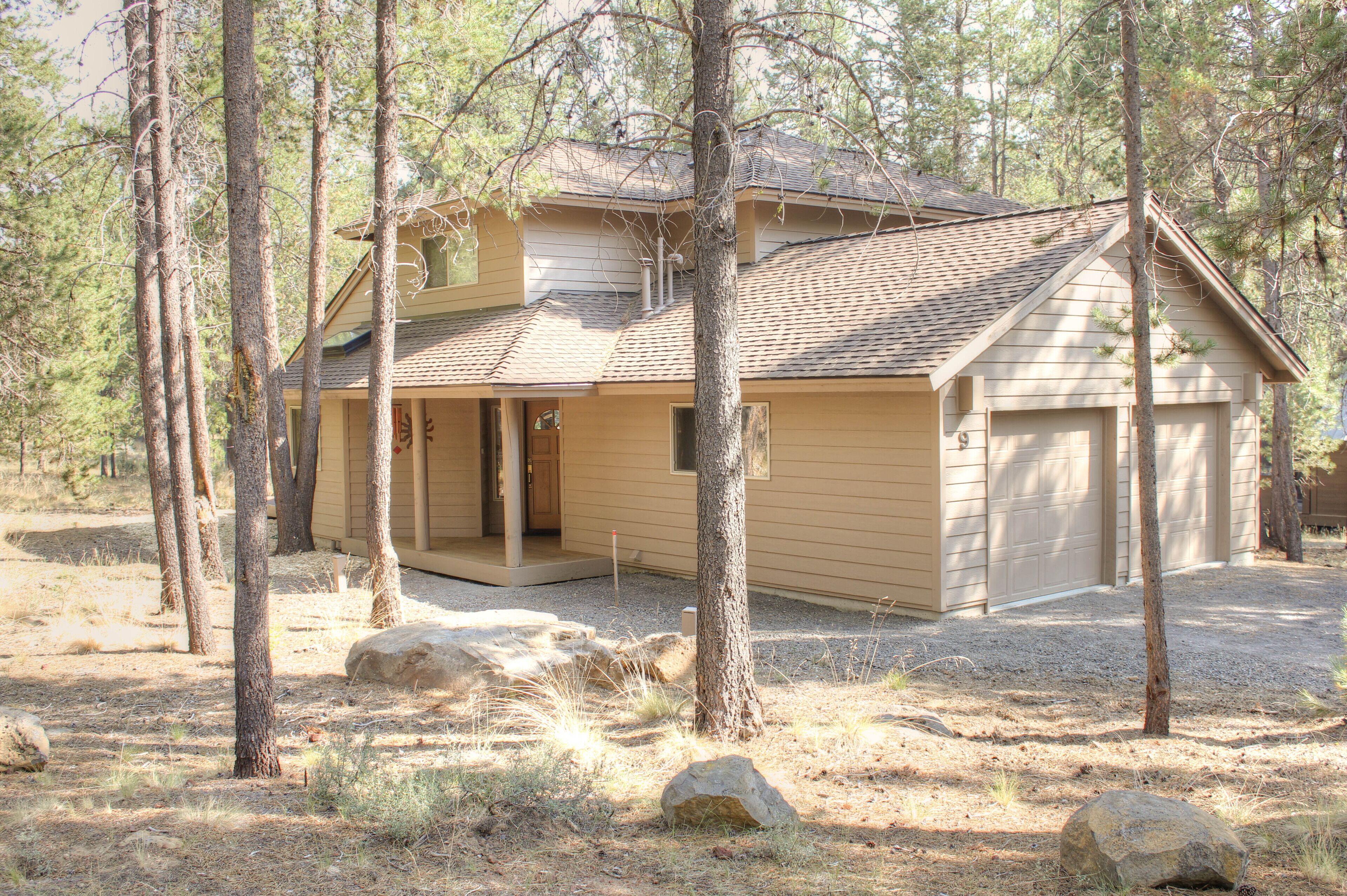 Quiet street & setting close to SHARC with Master on Main -  A/C & Sharc Passes