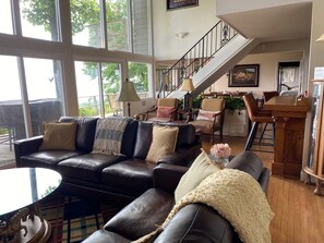 电视、壁炉、DVD 播放器、乒乓球