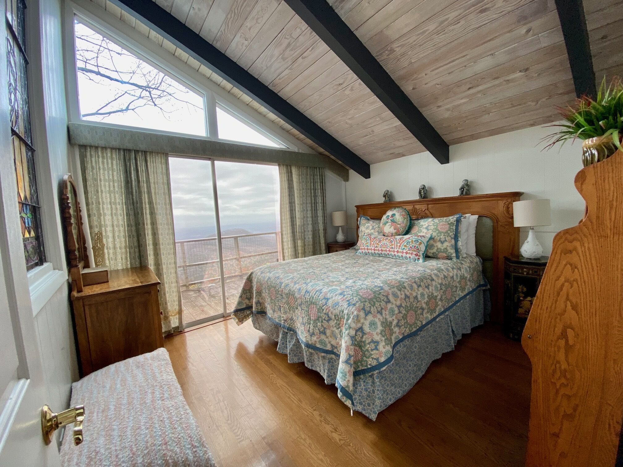 6 bedrooms, iron/ironing board, free WiFi, bed sheets