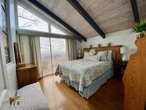 6 bedrooms, iron/ironing board, free WiFi, bed sheets