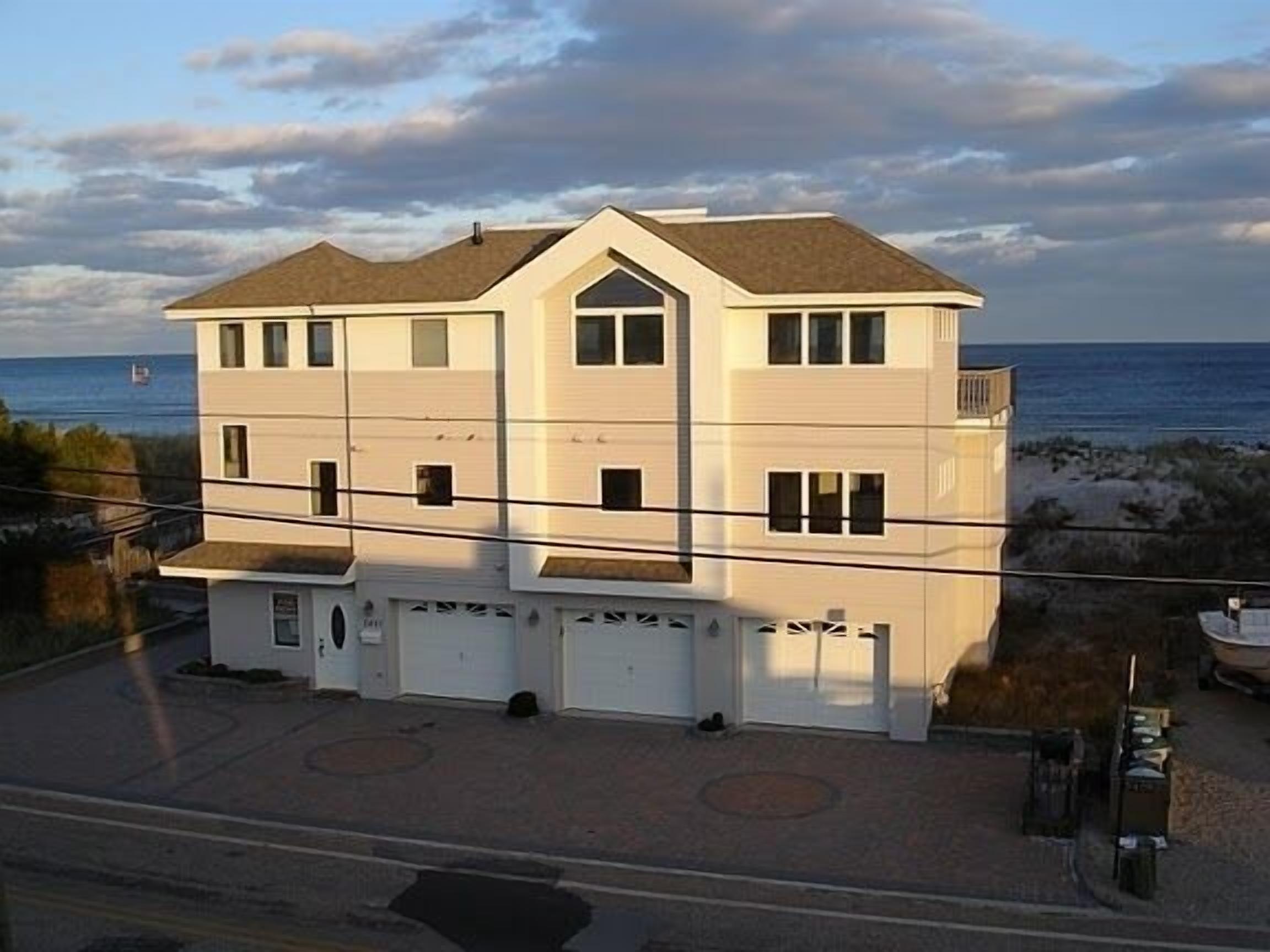 Ocean Front Home: Spectacular Ocean Views (4 BR's Sleeps 8). Top Fiberglass Deck