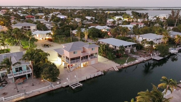 A coastal residential area with houses, a dock, and a marina. - Oceanside, pet friendly, 5/3 smart home with paddle equip.-SUPs, kayaks & canoe (SugarLoaf)