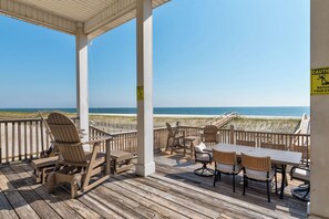 Outdoor dining - The Pour House - Gulf Beachfront, 4 Bedroom, 2 Bath, Dog Friendly, Sleeps 8 (Dauphin Island)