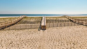 Une plage avec des promenades en bois qui mènent à la mer.