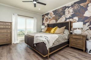 4 bedrooms, free WiFi, bed sheets - The Pour House - Gulf Beachfront, 4 Bedroom, 2 Bath, Dog Friendly, Sleeps 8 (Dauphin Island)