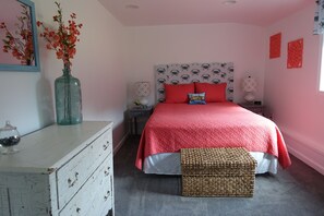 3 chambres, fer et planche à repasser, lit de bébé portatif