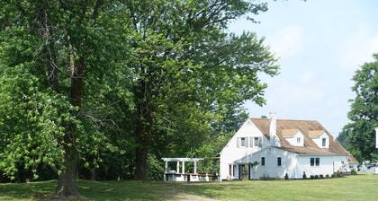 Charming Waterfront Cottage with Private Dock. Close to Annapolis & USNA