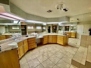 Shower, jetted bath, towels