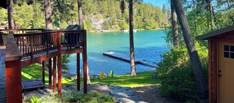Flathead Lake Retreat ~ Nyligen ombyggd 150 ft av Lake Frontage på Serene Bay