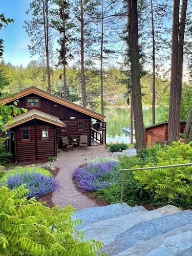 Flathead Lake Retreat ~ Wrap Yourself in Nature with All the Comforts of Home