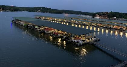 Stunning Lake Getaway, Lake Front, No steps, Boat ramp, no gravel, near ballpark