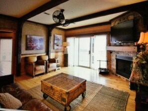 TV, lareira, DVD player, videoteca