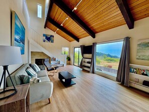 Smart TV, books, stereo, offices