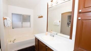 Duschwanne, kostenlose Toilettenartikel, Haartrockner