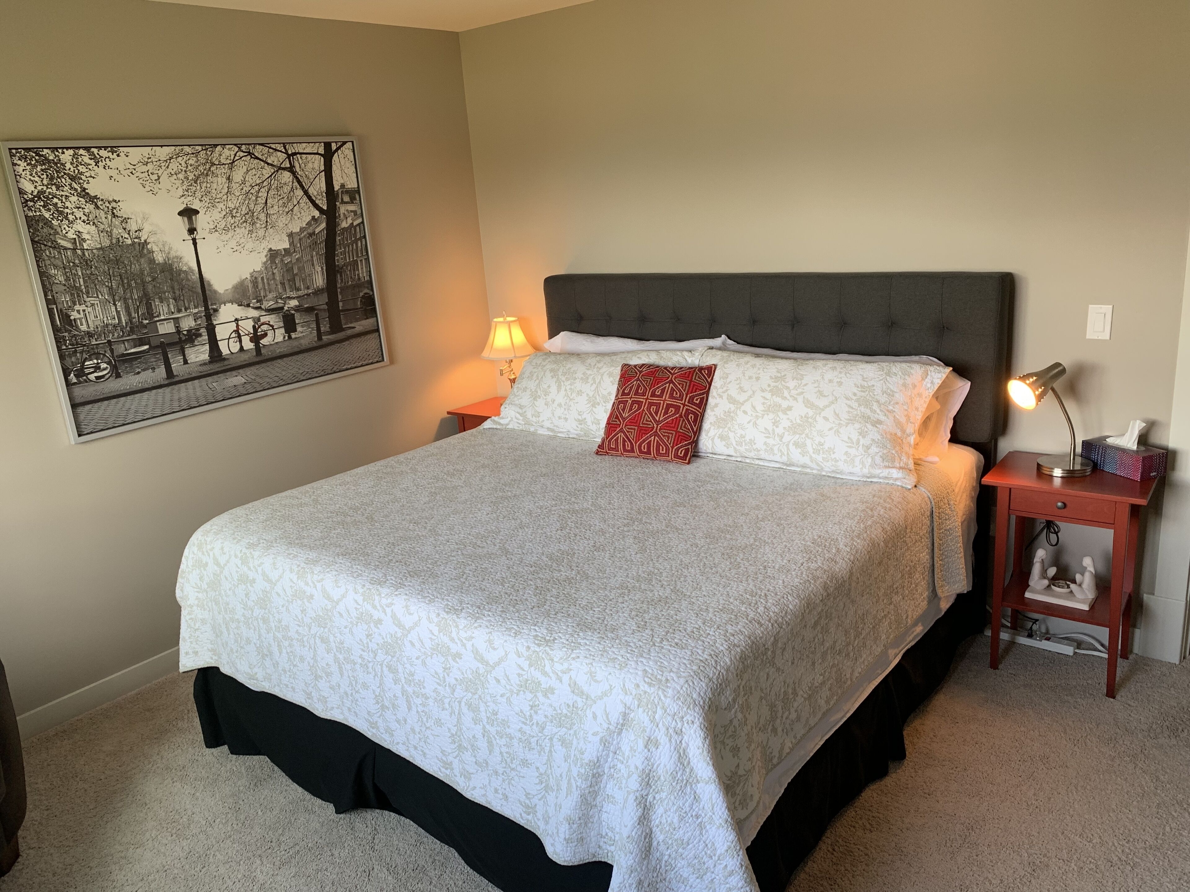 Sechelt Inlet views! 1 BR. Private suite in West Porpoise Bay Area STR0077