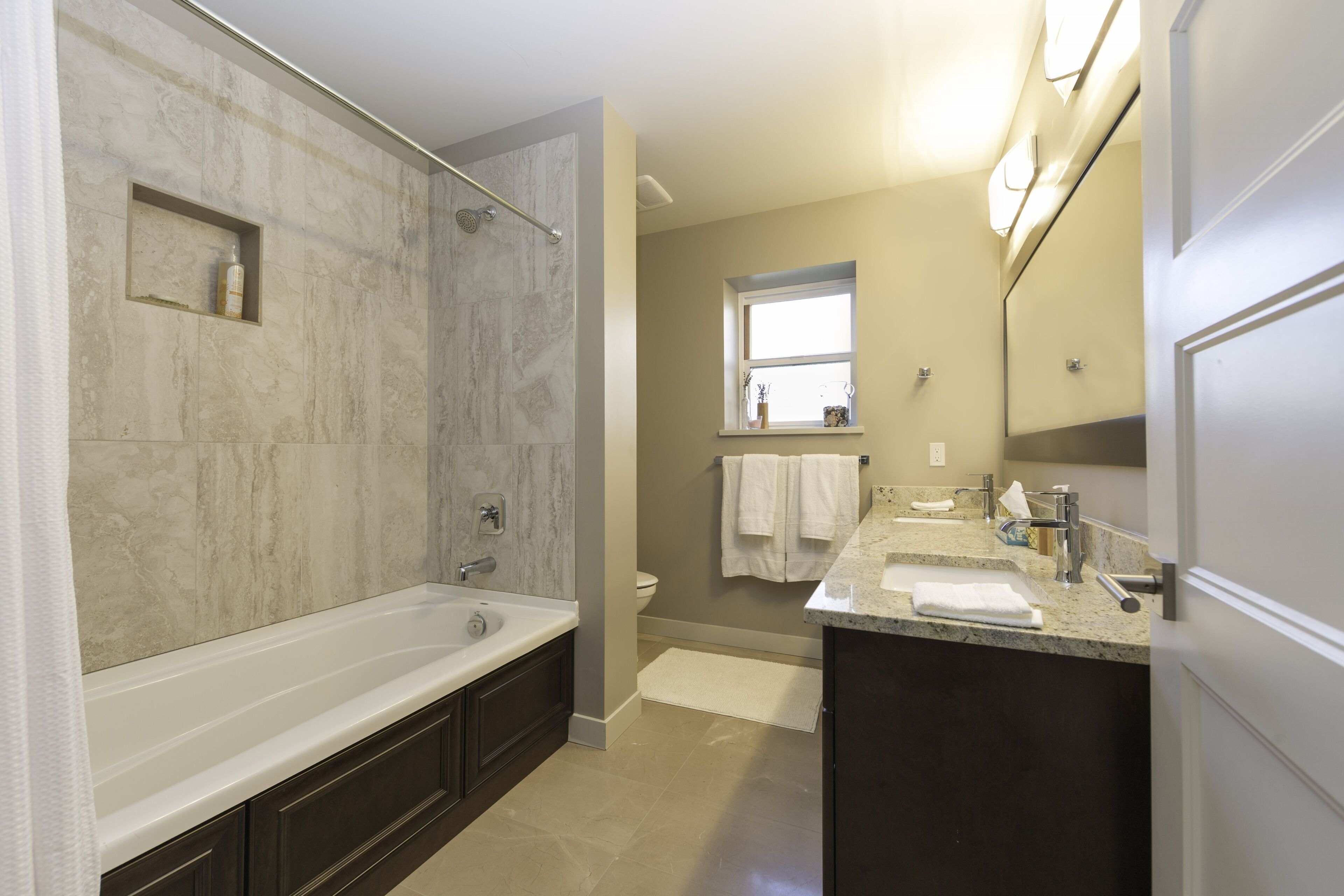 Sechelt Inlet views! 1 BR. Private suite in West Porpoise Bay Area STR0077