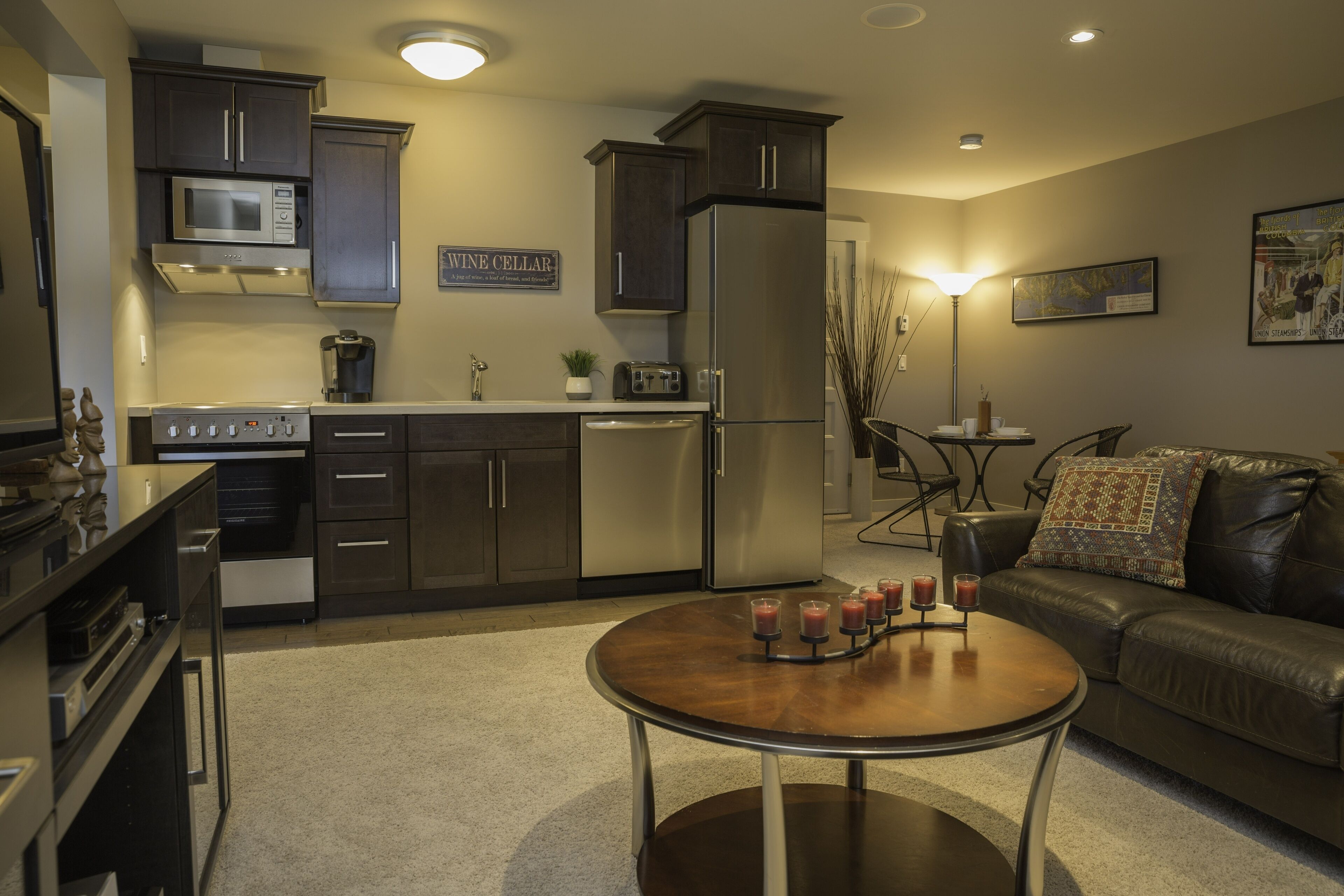 Sechelt Inlet views! 1 BR. Private suite in West Porpoise Bay Area STR0077