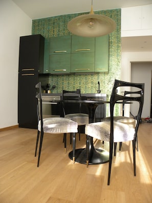 Fridge, oven, dishwasher, coffee/tea maker
