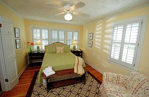 3 bedrooms, WiFi - East Beach Cottage | Private Pool | Walk to Beach! (Saint Simons Island)