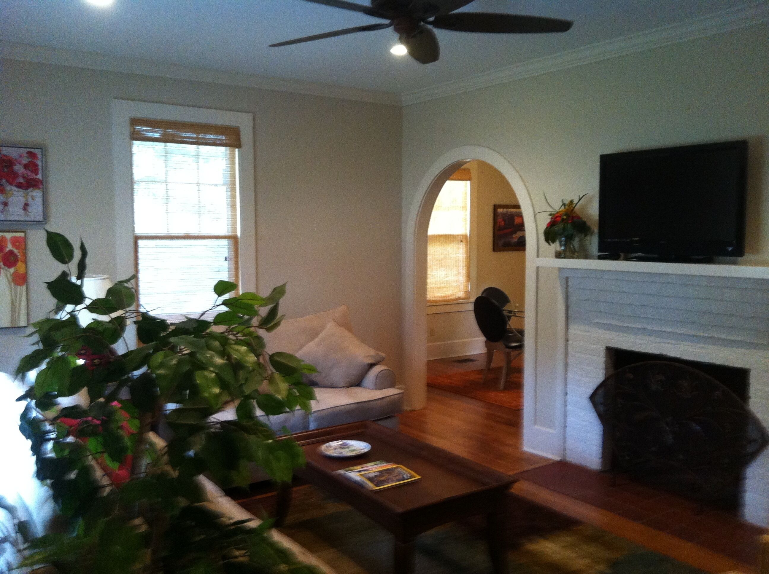 Charming Cottage Walking Distance from Square and Campus