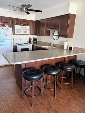 Coffee/tea maker, fridge, microwave, oven - Beautiful sunset lakefront with hot tub,pool, tennis-pickleball and bball court  (Port Clinton)