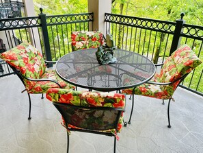 Outdoor dining - Gatlinburg  Creekside Condo with waffle maker- Walk to Downtown (Gatlinburg)