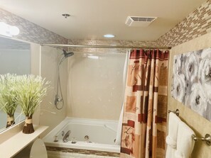 Combined shower/tub, jetted tub, hair dryer, towels