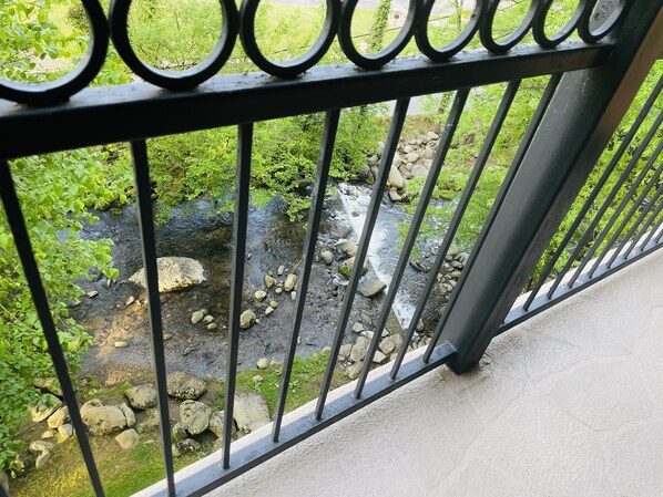 Balcony - Gatlinburg Spectacular Cozy Balcony Creekside Condo-Walk to Downtown (Gatlinburg)