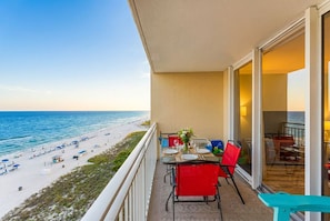 Outdoor dining - Resort Comforts & Stunning Emerald Coast Views-Free Beach Service! (Panama City Beach)