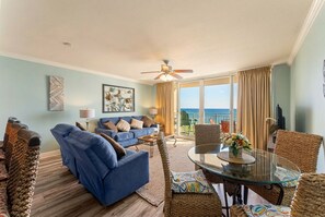 TV connectée, lecteur de DVD, baby-foot, table de tennis de table