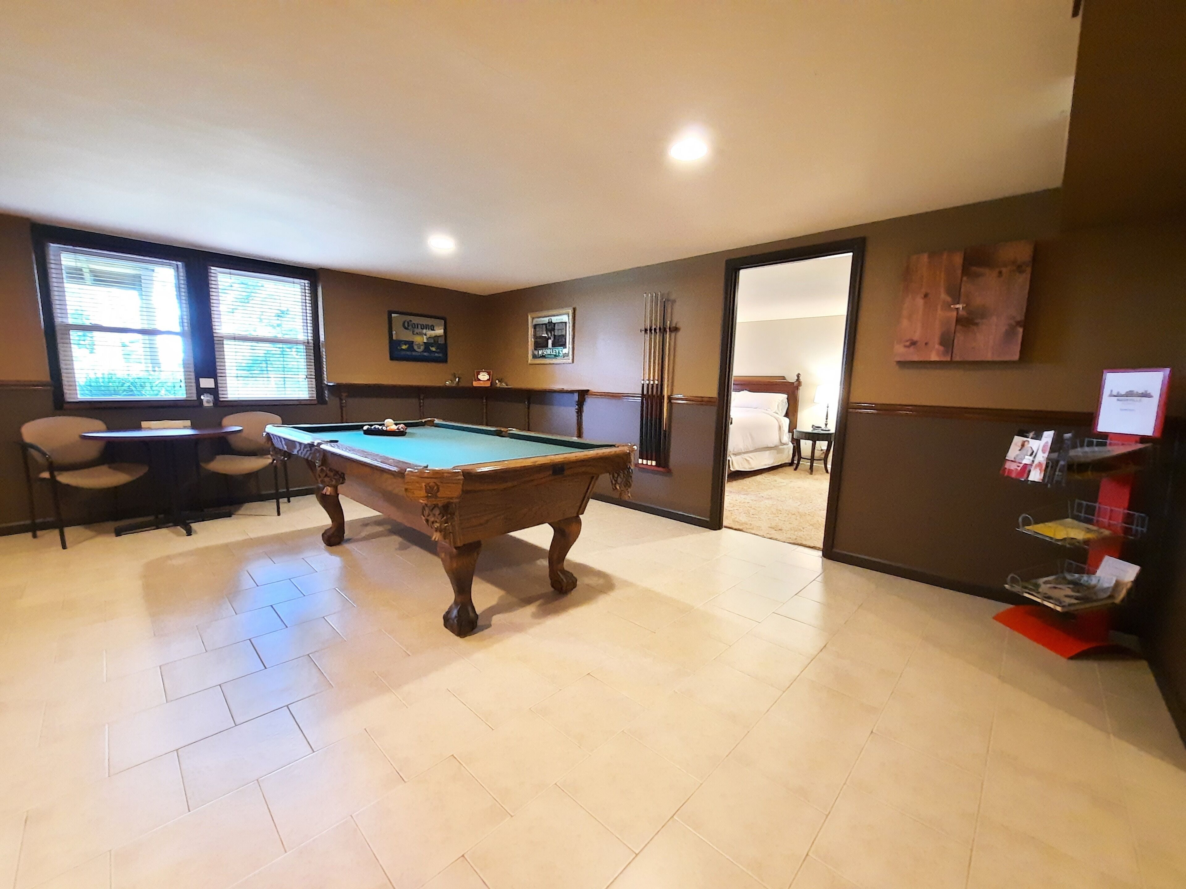 1 mile to Grand Ole Opry and Gaylord Opryland; Full Kitchen & Patio with Firepit