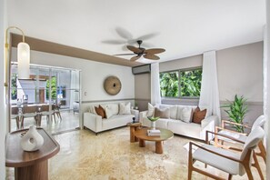 TV, stereo - Vivero 13: Newly renovated w/ pool, Jacuzzi, cook, housekeeper & golf cart (La Romana)