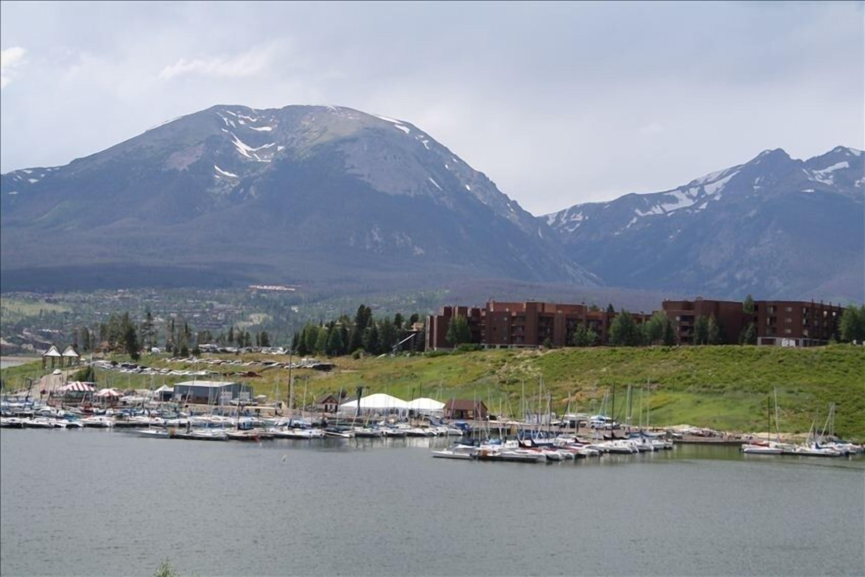 Value Priced Condo W/ Lake & Mtn Views, Free Ski Shuttle