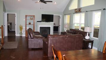 Smart-tv, eldstad, dvd-spelare och bordsfotboll