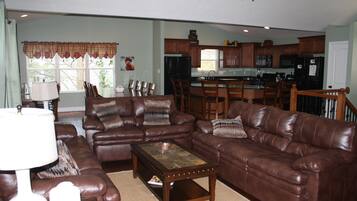 Smart-tv, eldstad, dvd-spelare och bordsfotboll