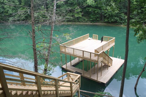 Super Location in Lakeside Estates--w/pool; basketball ct; walking tr; boat ramp