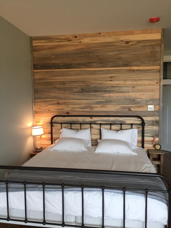 Desk, iron/ironing board, WiFi, bed sheets
