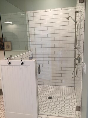 Baignoire, sèche-cheveux, serviettes fournies, savon