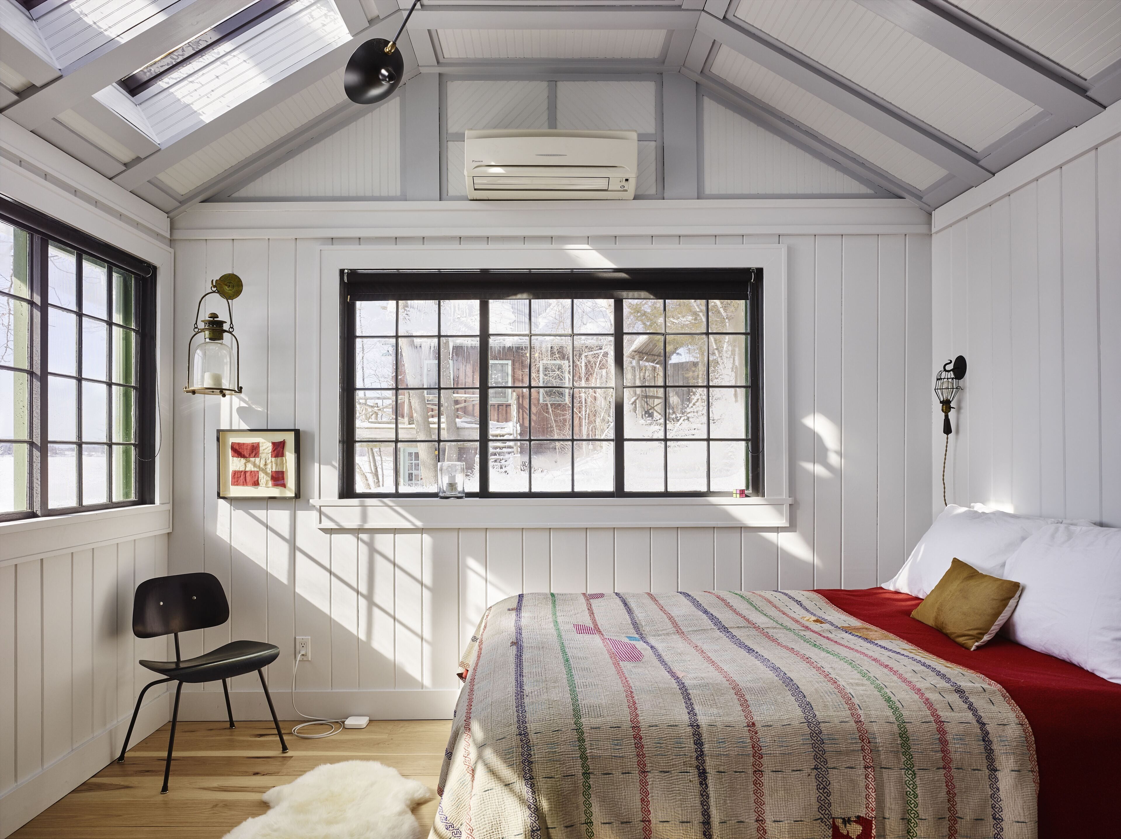 Peaceful, Sun-Drenched Cottage & Guesthouse on Copake Lake – Dramatic Sunsets