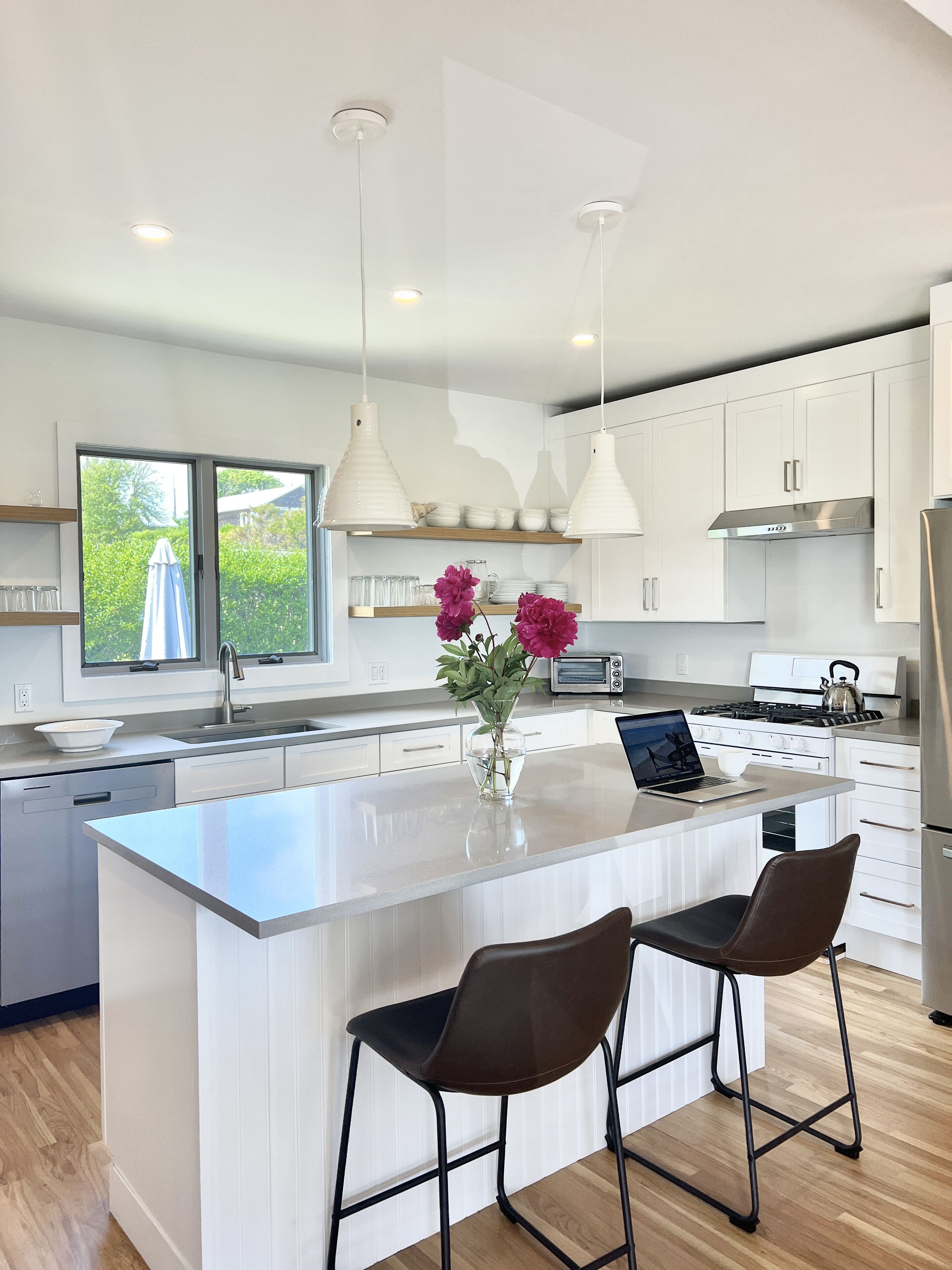 Ocean View White Cottage Walk to Town, Beach Pass Included