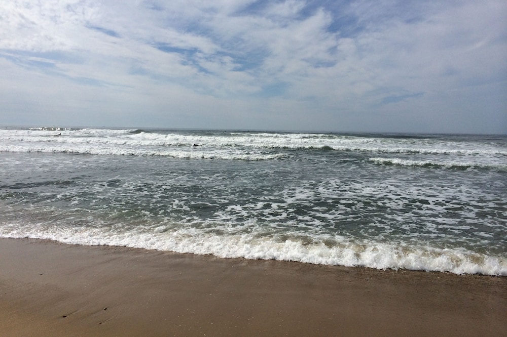 Ocean View White Cottage Walk to Town, Beach Pass Included