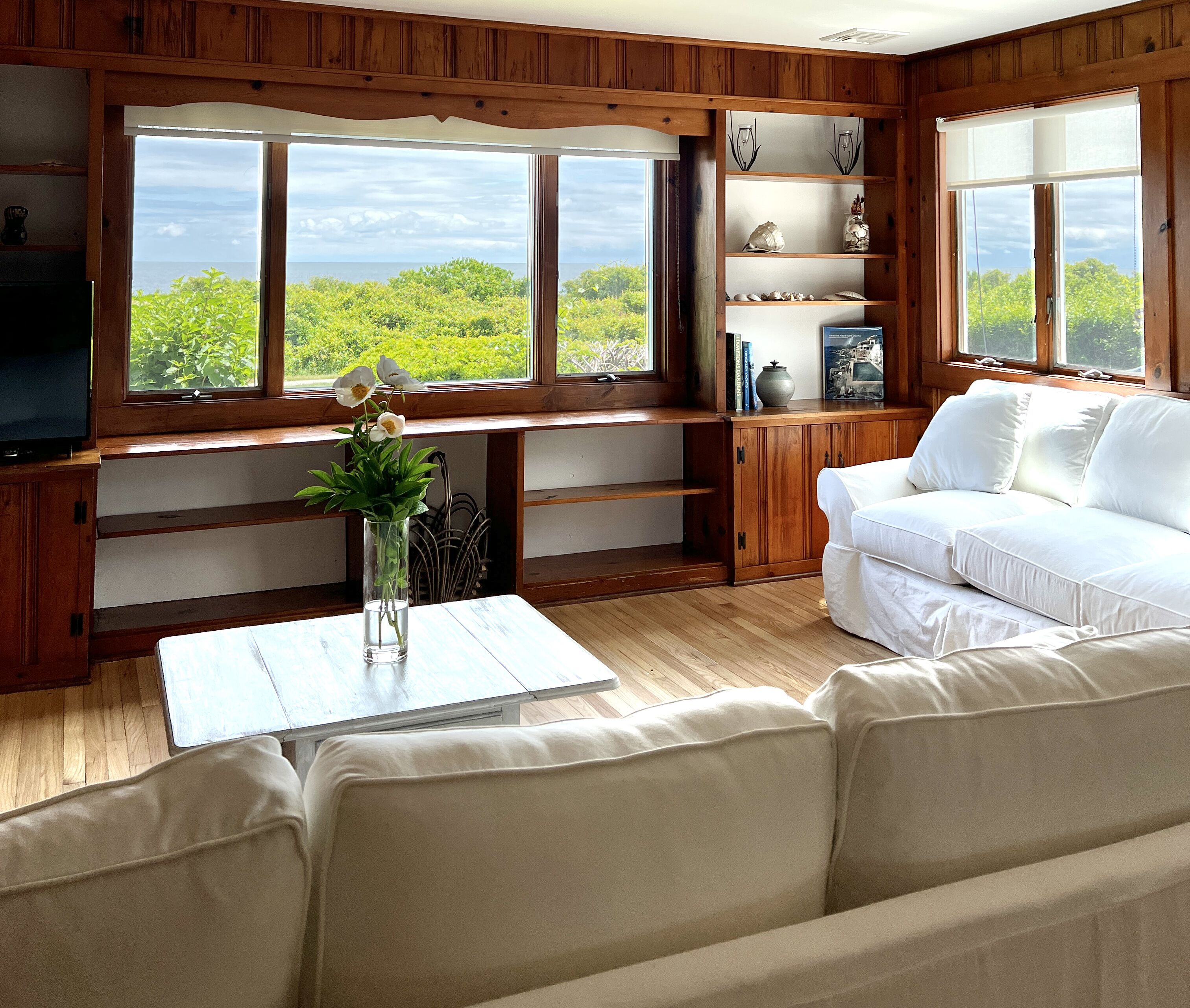 Ocean View White Cottage Walk to Town, Beach Pass Included