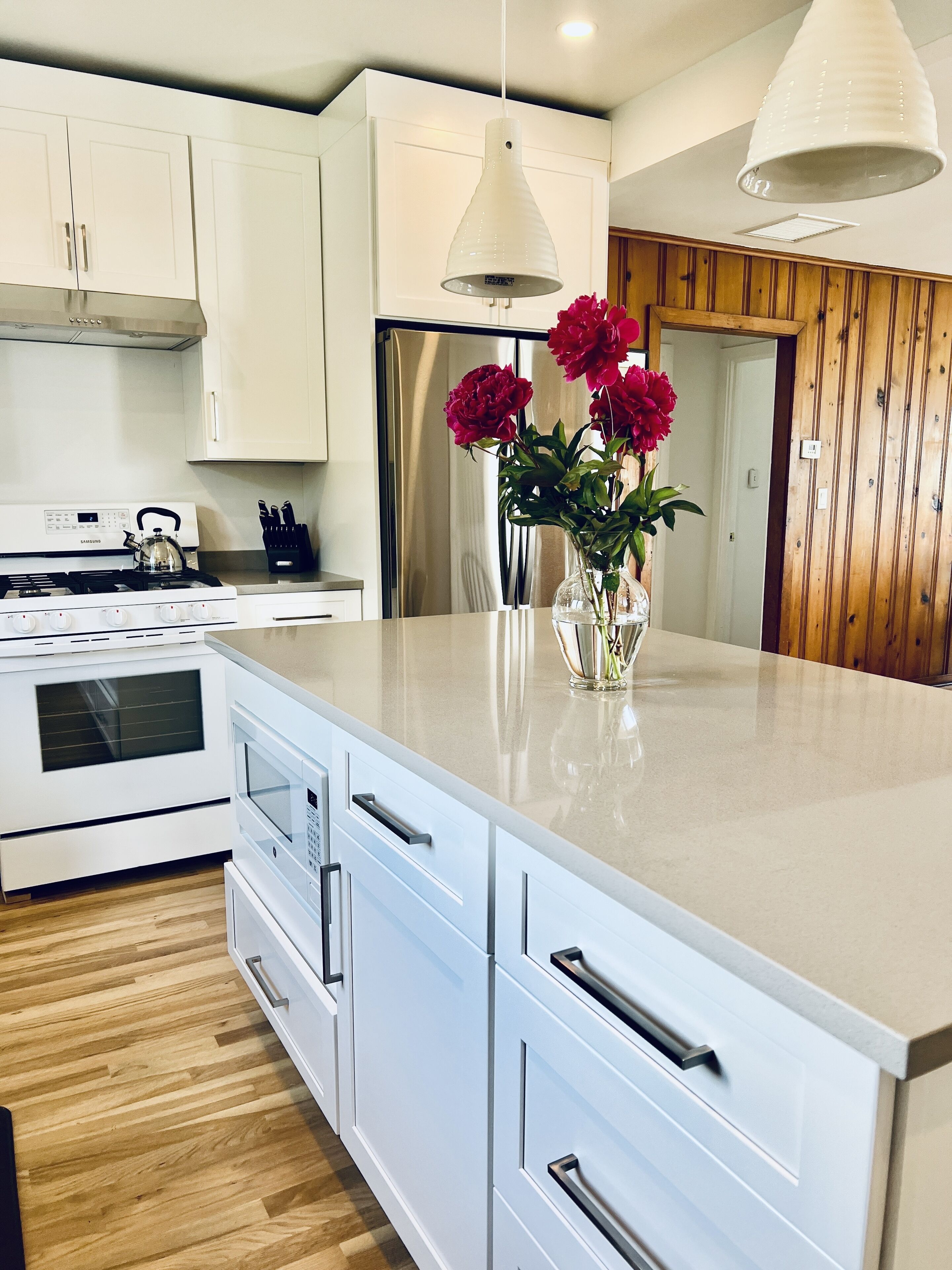 Ocean View White Cottage Walk to Town, Beach Pass Included