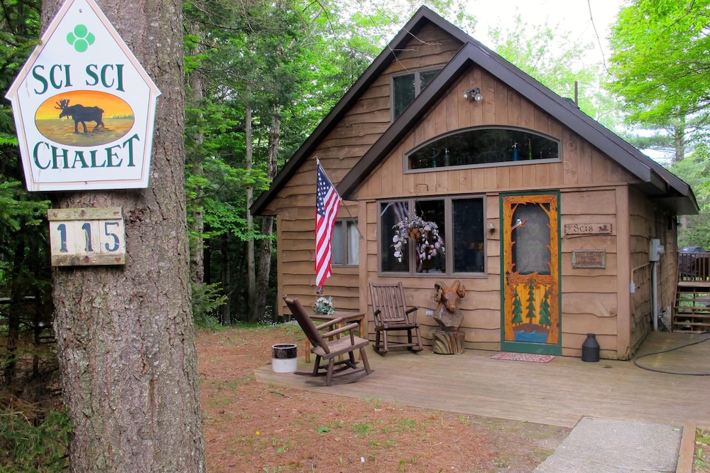 Classic Adirondack Chalet on Moose River -Summer weekly rentals only Sat. to Sat