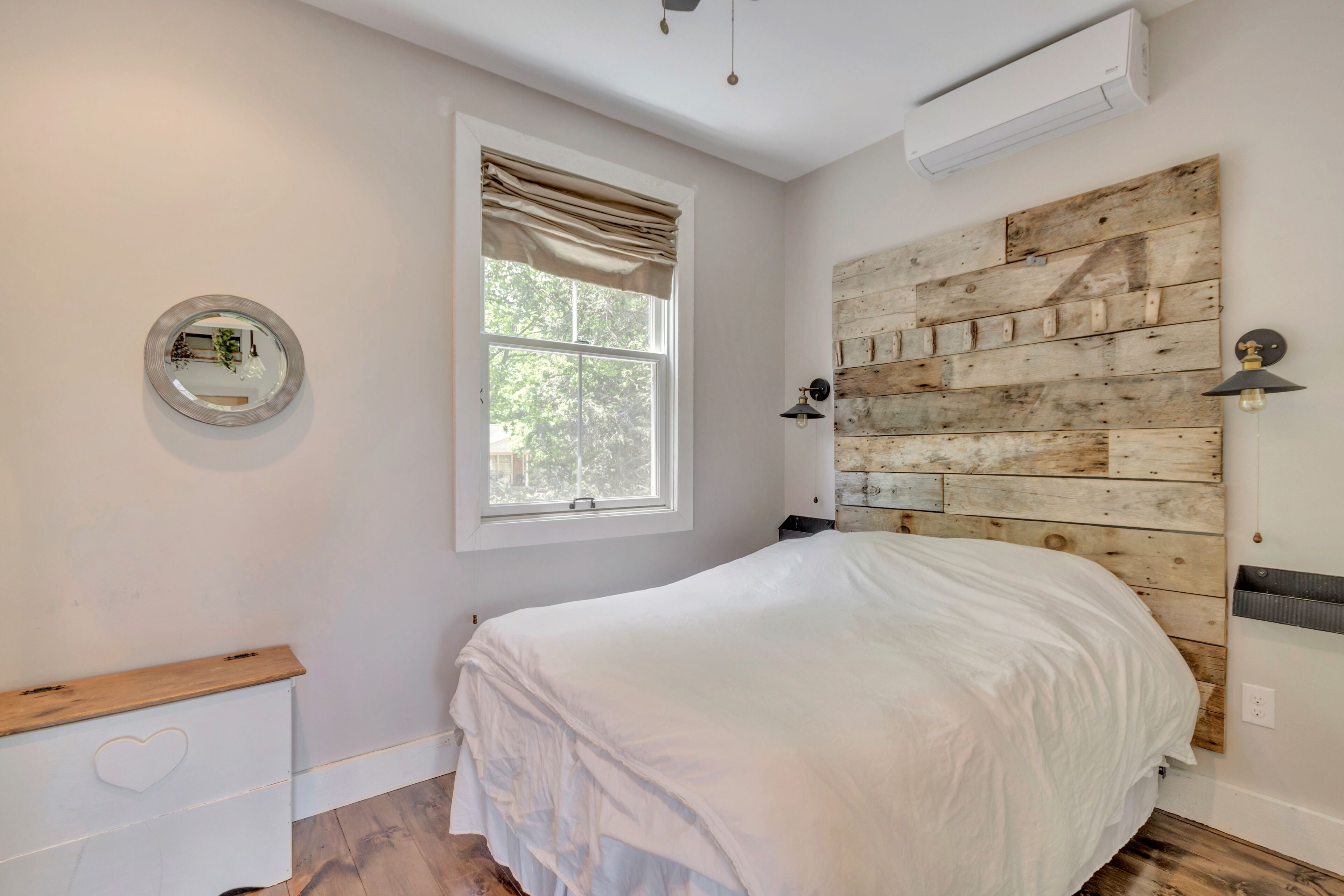 Stylish Carriage House Suite near downtown Crozet