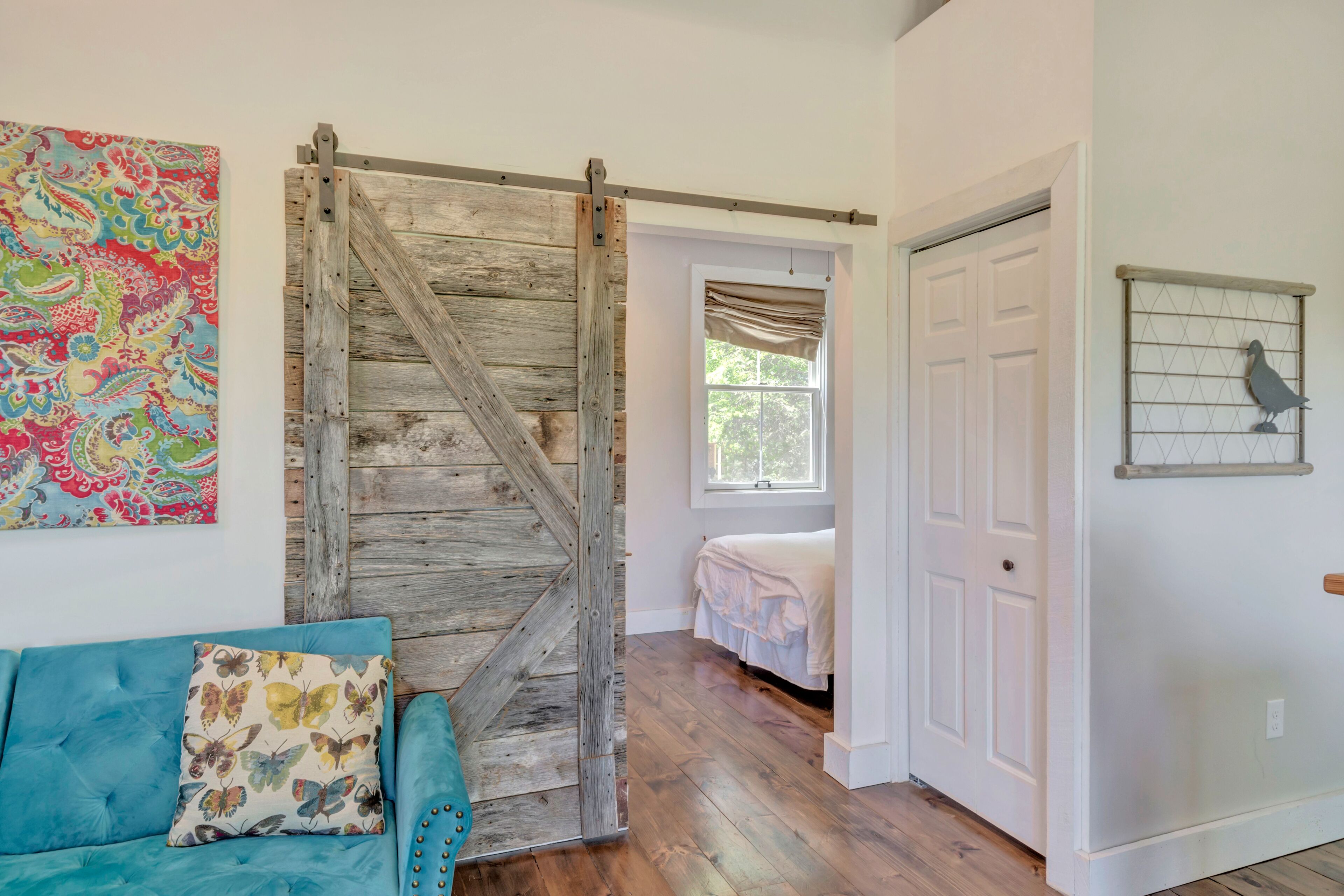 Stylish Carriage House Suite near downtown Crozet