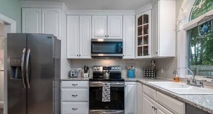 Kauniisti remontoitu, Downtown, Ranta 3 mi, Central Air / Incl. Lakanat-pyyhkeitä!